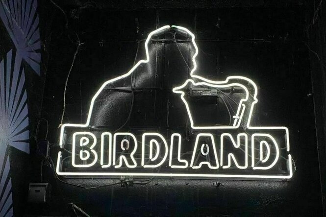 Eine Leuchtreklame bewirbt den Jazzclub "Birdland"