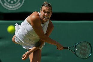 Sabalenka schlägt einen Ball wuchtig und mit viel Dynamik