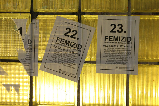 Zettel an einer Wand weisen auf Femizide in verschiedenen Städten, unter anderem Berlin, hin
