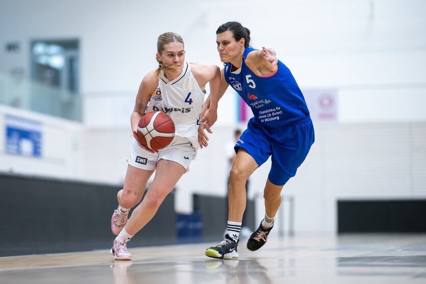 Zwei Basketballspielerinnen im Zweikampf