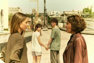 Vier Personen stehen auf einer Straße