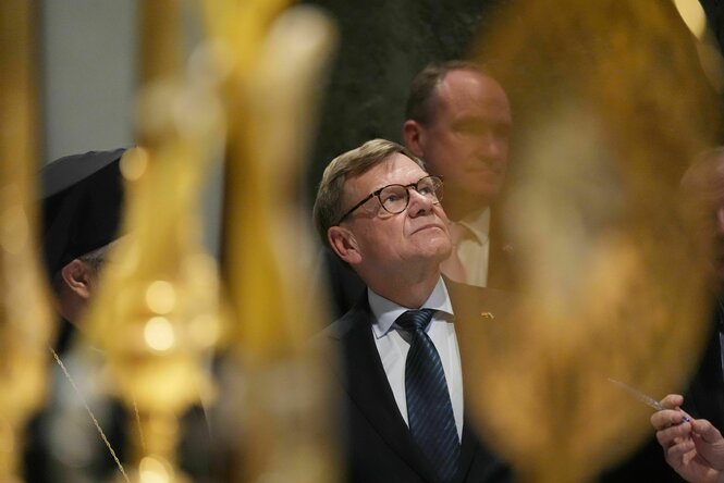 Ein Mann mit Brille schaut nach oben