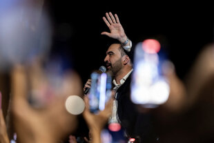 Ein Mann hebt seine linke Hand