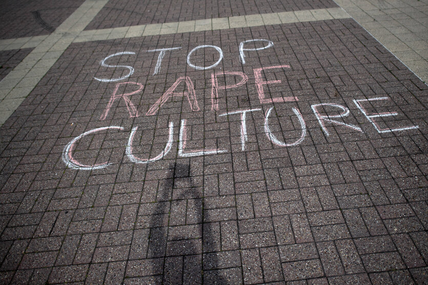Mit Kreide auf Straßenpflaster geschrieben: "Stop Rape Culture"