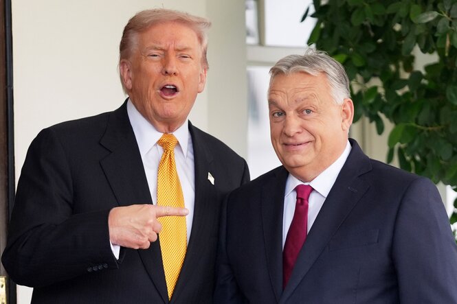 Donald Trump steht neben Viktor Orban vor dem Eingang ins Weiße Haus und zeigt mit dem Finger auf den ungarischen Regierungschef