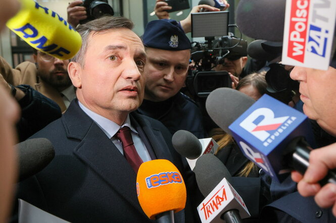 Mann vor vielen Mikrofonen