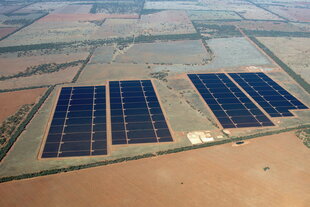 Große Solaranlage aus der Vogelperspektive