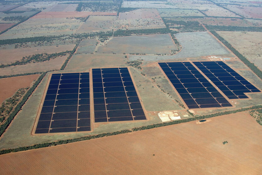 Große Solaranlage aus der Vogelperspektive