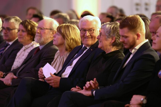 Frank Walter Steinmeier sitzt in Berlin im Schloß Bellevue in einer Stuhlreihe, bevor er seine Rede hält