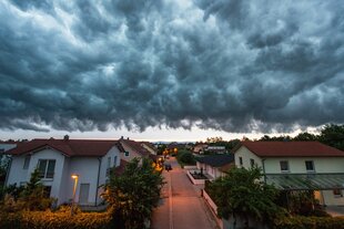 Bedrohliche Wolkenkulisse über einer Wohnsiedlung
