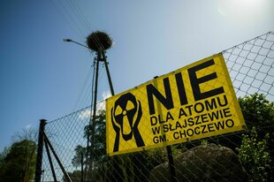 Ein Schild mit der Aufschrift «Nein zu Atom in Slajszewo» hängt an einem Zaun.