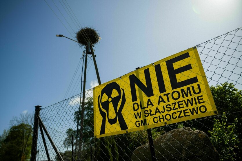 Ein Schild mit der Aufschrift «Nein zu Atom in Slajszewo» hängt an einem Zaun.