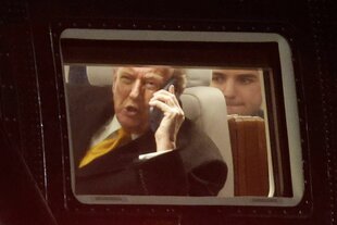Donald Trump mit Telefon in der Hand