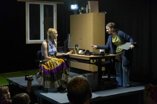 2 Frauen auf der Bühne