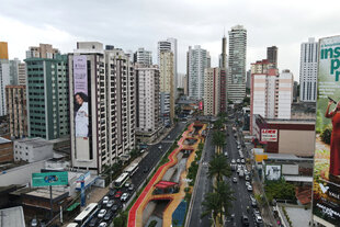 Inmitten von Hochhäusern ist der von einer Drohne aufgenommene Nova Doca Park - ein schmaler Streifen, durch den sich ein rotes Band zieht mit wenigen Bäumen