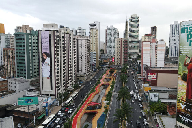 Inmitten von Hochhäusern ist der von einer Drohne aufgenommene Nova Doca Park - ein schmaler Streifen, durch den sich ein rotes Band zieht mit wenigen Bäumen