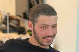 Porträt von Itay Chen, er lächelt verschmitzt in die Kamera