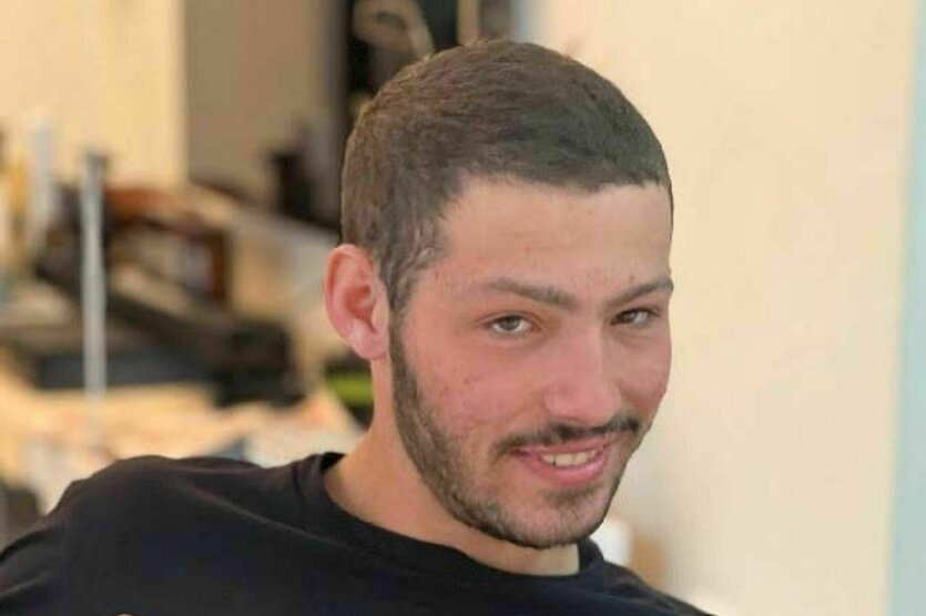 Porträt von Itay Chen, er lächelt verschmitzt in die Kamera