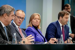 Bärbel Bas bei einer Pressekonferenz mit Markus Söder, Freidrich Merz und Lars Klingbeil.