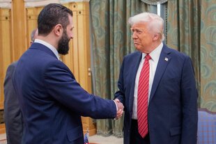 Ahmed al-Scharaa schüttelt die Hand von Donald Trump