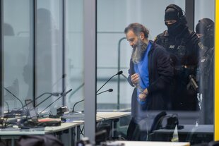 Der Angeklagte in einem Glaskasten im Gerichtssaal