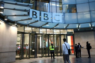 Der Eingangsbereich des BBC - beleuchtete Türen an der Fassade des BBC