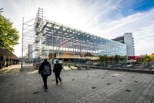 Studenten laufen über den Campus der Universität Bremen.