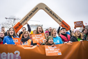 Protest mit einem großen Bumerang.