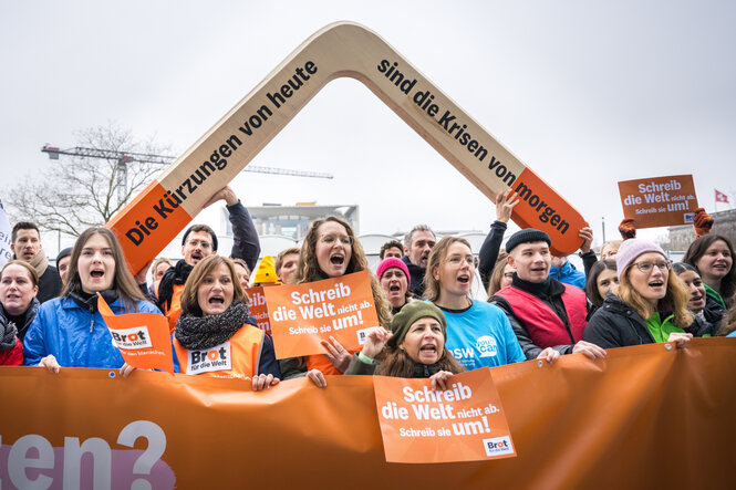 Protest mit einem großen Bumerang.