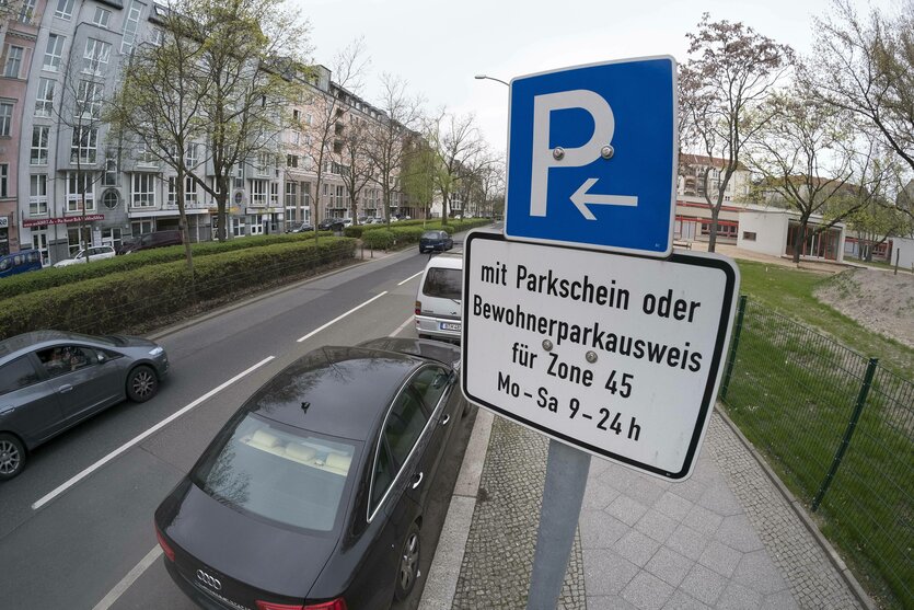 Hinweisschild zum kostenpflichtigen Parken oder Parken mit einem Anwohnerparkausweis in der Wichertstraße in Berlin-Prenzlauer Berg