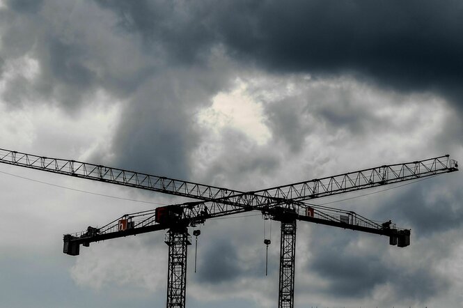 Kräne auf einer Baustelle.