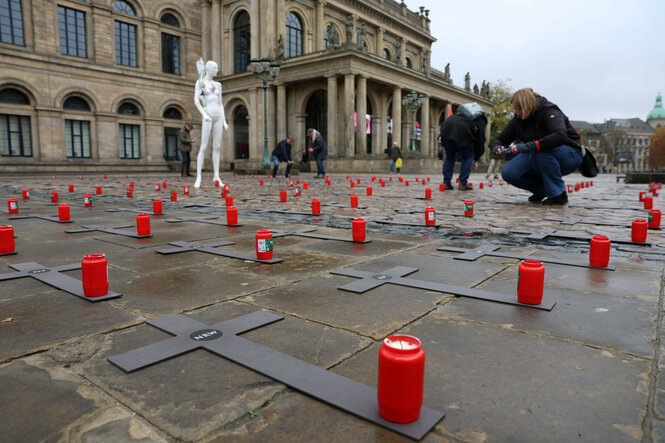 135 Kreuze und rote Grablichter drapierten Demonstranten auf dem Platz vor der Oper in Hannover