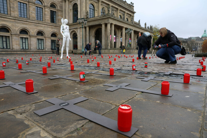 135 Kreuze und rote Grablichter drapierten Demonstranten auf dem Platz vor der Oper in Hannover