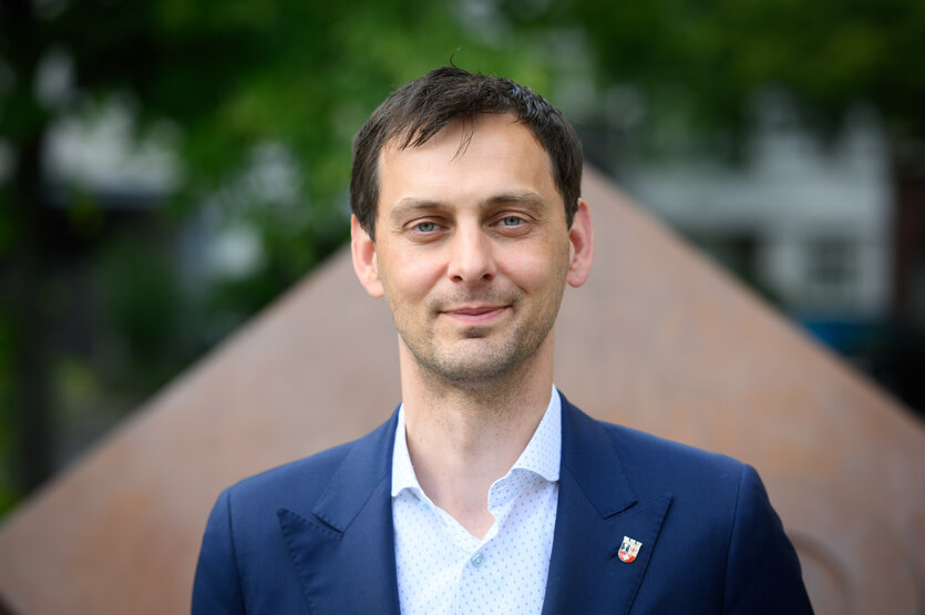 Neuköllns Bezirksbürgermeister und SPD-Landesvorsitzender Martin Hikel vor dem Willy-Brandt-Haus