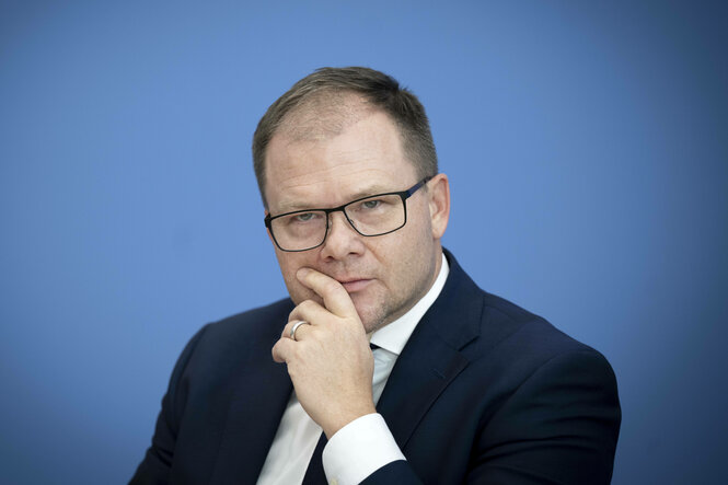 Umweltminister Carsten Schneider bei einer Pressekonferenz.