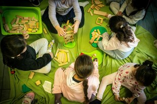 Kinder spielen mit Bauklötzen