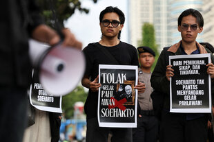 Protest vor dem Kulturministerium in Jakarta gegen die posthume Ernennung Suhartos zum Nationalhelden