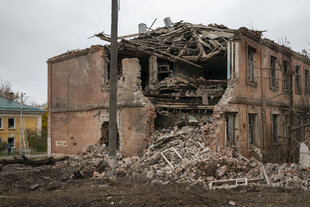 Ein zerstörtes Haus nach einem Bombenangriff.