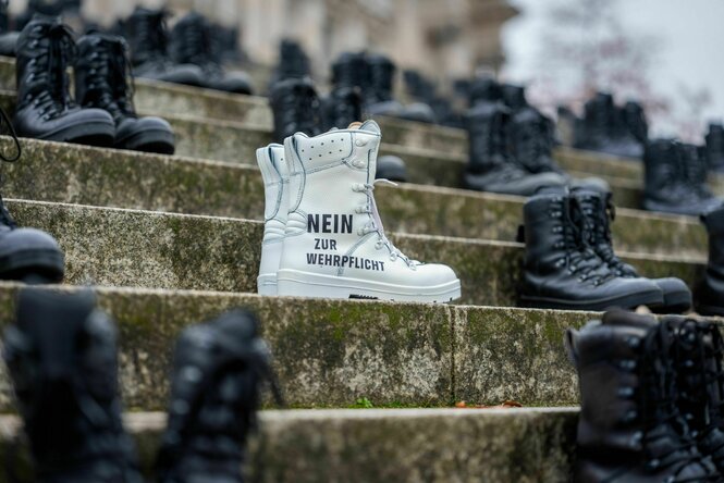 Protestaktion mit aufgestellten Schuhen.