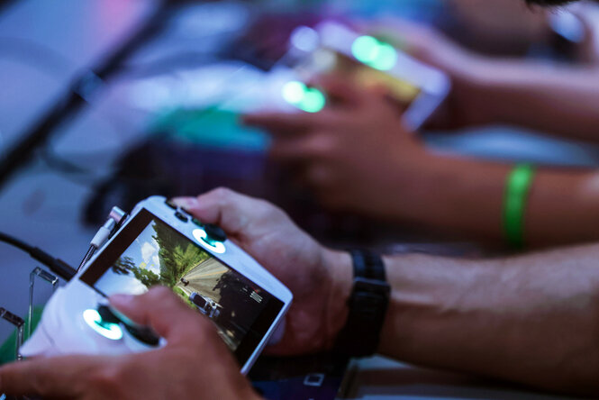 Ein Besucher testet die Microsoft ROG XBox Ally X im Handheld-Format.