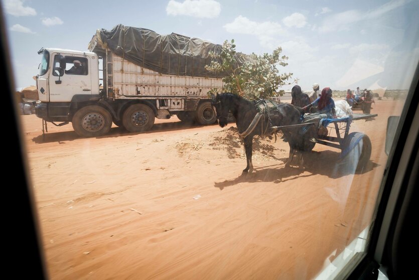 Fahrzeuge auf einer sandigen Pist.