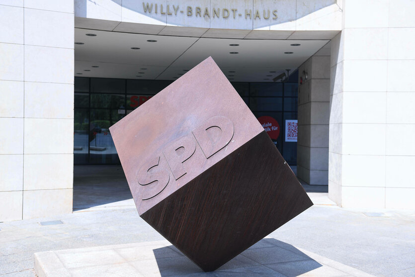 Eine Würfelskulptur am Eingang des Willy-Brandt-Hauses.