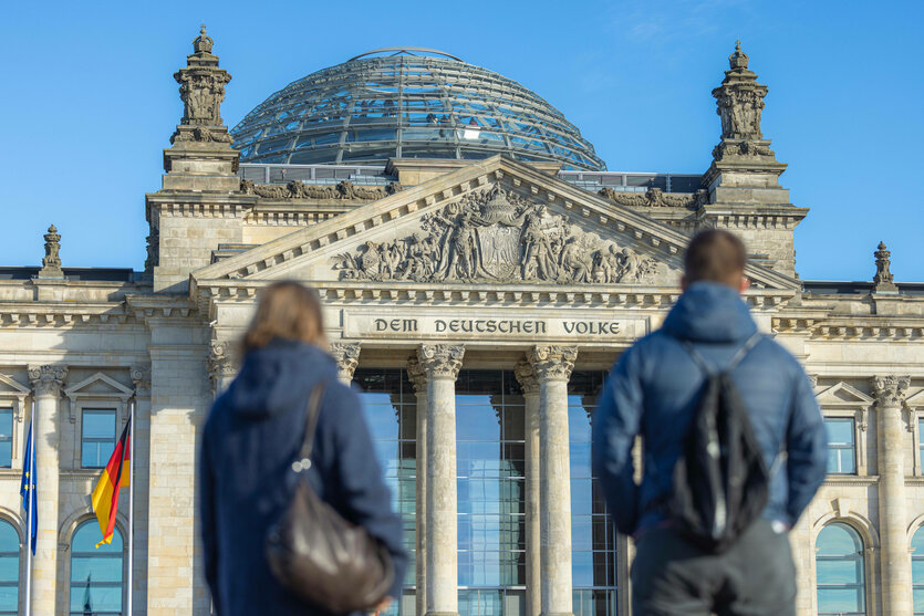 Zwei Personen vor dem Reichstag.