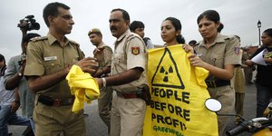 Polizisten und Greenpeace-Aktivisten