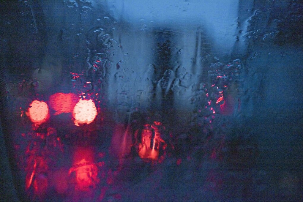 Blick durch eine verschwommene Scheibe.