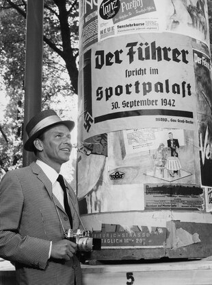 Frank Sinatra vor einer Litfasssäule in Berlin