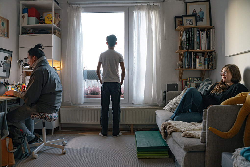 Eine Familie in ihrer Wohnung