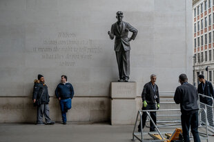 Eine Statue von George Orwell steht an der Wand eines Gebäudes, auf der geschrieben steht: ''If liberty means anything at all, it means the right to tell people what they do not want to hear'',