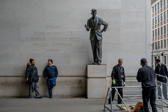 Eine Statue von George Orwell steht an der Wand eines Gebäudes, auf der geschrieben steht: ''If liberty means anything at all, it means the right to tell people what they do not want to hear'',
