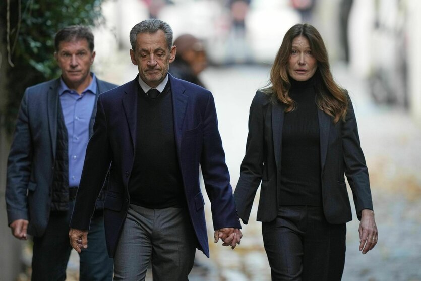 Der ehemalige französische Präsident Nicolas Sarkozy und seine Frau Carla Bruni-Sarkozy verlassen ihr Haus in Paris.